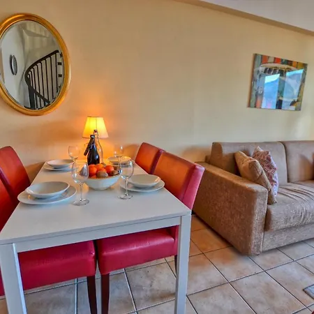 Apartment 2-bedroom Airconditioned Lakeview