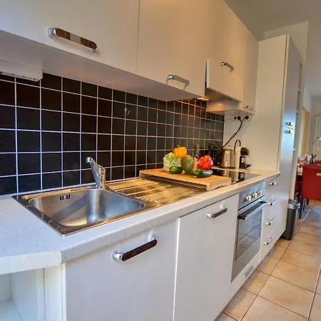 2-bedroom Airconditioned Lakeview Apartment *
