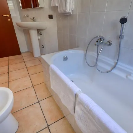 Apartment 2-bedroom Airconditioned Lakeview Acquaseria