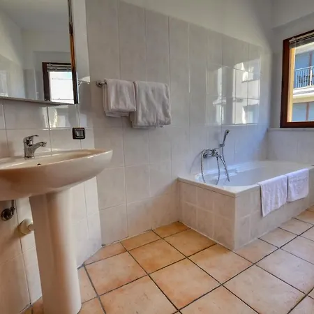 Apartment 2-bedroom Airconditioned Lakeview Acquaseria
