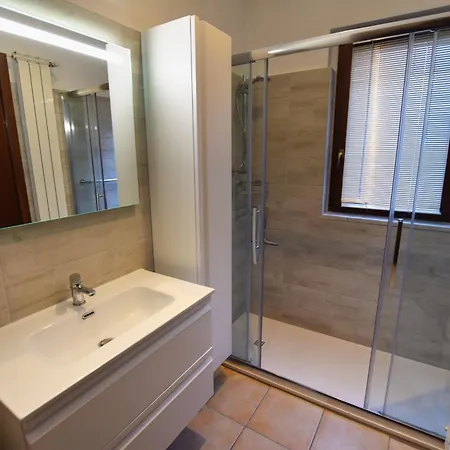 2-bedroom Airconditioned Lakeview Apartment *
